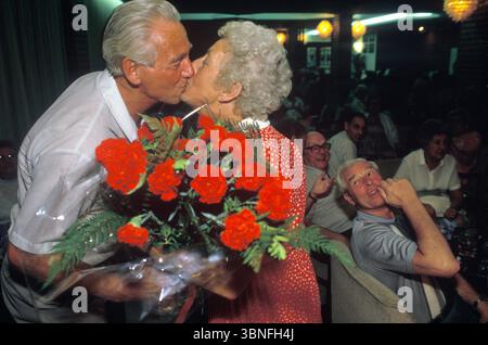 Concorso nonna glamour. Senior turisti britannici in vacanza negli anni '1980, commercializzati come «Young at Heart». Palma Nova, Maiorca Isole Baleari Spagna 1980s gennaio 1985 HOMER SYKES Foto Stock