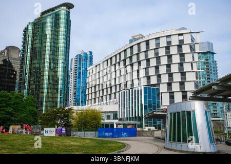Coal Harbour Park con il condominio Harbourside Park e la nuova Passive House Build, Vancouver, British Columbia. Foto Stock