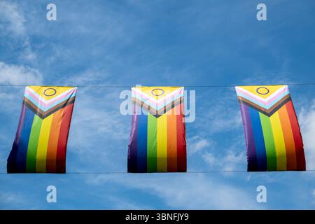 Londra, Regno Unito. 2 luglio 2025. Le bandiere arcobaleno sono viste sopra Regent Street in coincidenza con l'annuale Pride Festival e come messaggio di sostegno alla comunità LGBTQ. Durante il fine settimana nella capitale si svolgeranno una parata e una celebrazione con migliaia di partecipanti. Crediti: Stephen Chung / Alamy Live News Foto Stock