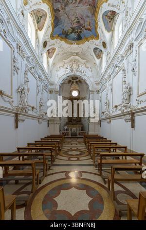 Una splendida vista sugli interni riccamente decorati della Chiesa di Gesù a Palermo, in Sicilia. Catturata dal retro della navata, l'immagine mostra il Foto Stock