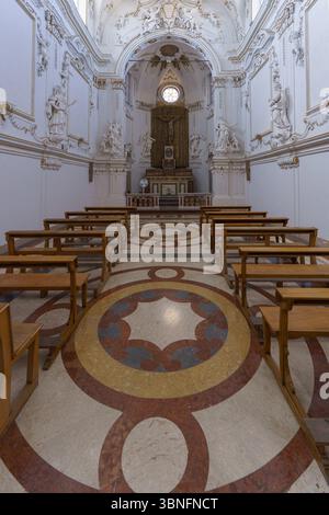 Una splendida vista sugli interni riccamente decorati della Chiesa di Gesù a Palermo, in Sicilia. Catturata dal retro della navata, l'immagine mostra il Foto Stock