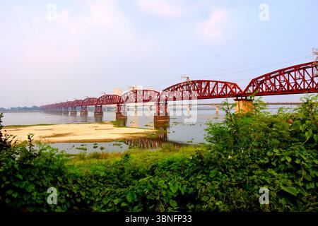 Lo storico Hardinge Bridge, un iconico ponte ferroviario in Bangladesh, si estende maestosamente sul possente fiume Padma. Costruito tra il 1910 e il 1915. Foto Stock
