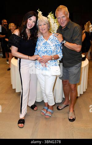 Alexandra Polzin mit Mutter Regina Polzin und Ehemann Gerhard Leinauer bei der Thomas Sabo Elyndra Kollektionspräsentation auf der Berlin Fashion Week S/S 2026 im Hotel de Rome. Berlino, 02.07.2025 *** Alexandra Polzin con la madre Regina Polzin e il marito Gerhard Leinauer alla presentazione della collezione Thomas Sabo Elyndra alla Berlin Fashion Week S 2026 all'Hotel de Rome Berlin, 02 07 2025 foto:XF.xKernx/xFuturexImagex sabo 5730 Foto Stock