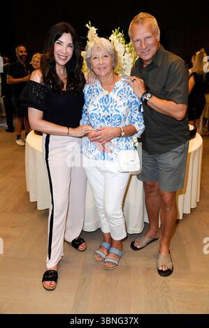 Alexandra Polzin mit Mutter Regina Polzin und Ehemann Gerhard Leinauer bei der Thomas Sabo Elyndra Kollektionspräsentation auf der Berlin Fashion Week S/S 2026 im Hotel de Rome. Berlino, 02.07.2025 *** Alexandra Polzin con la madre Regina Polzin e il marito Gerhard Leinauer alla presentazione della collezione Thomas Sabo Elyndra alla Berlin Fashion Week S 2026 all'Hotel de Rome Berlin, 02 07 2025 foto:XF.xKernx/xFuturexImagex sabo 5729 Foto Stock
