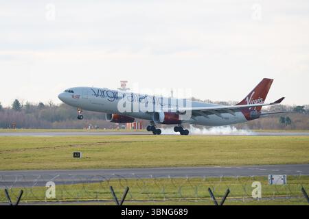 Nuovo A350 Aerospace per Virgin Atlantic all'aeroporto internazionale di Manchester Foto Stock