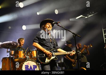 Wolfgang NIEDECKEN ,BAP, Musiker,Gitarrist,Saenger , Gruender der Deutschrock Band BAP,live,Konzert,Buehne stage,Tollwood Festival am 02.07.2025 *** Wolfgang NIEDECKEN ,BAP, musicista,chitarrista,cantante,fondatore della rock band tedesca BAP,live,concerto,palco,Tollwood Festival il 02 07 2025 Foto Stock