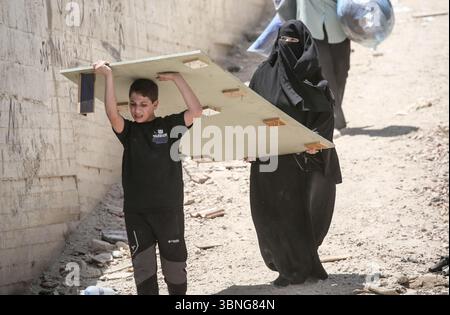 Tulkarm, Palestina. 2 luglio 2025. Le famiglie palestinesi portano con sé i loro effetti personali mentre fuggono dal campo profughi di Tulkarm. Le forze israeliane hanno permesso ai residenti di recuperare i loro effetti personali dopo aver emesso avvisi di demolizione per diverse case, nel mezzo di un'offensiva durata mesi in Cisgiordania che ha allontanato circa 35.000 palestinesi dalle loro case nel campo profughi di Tulkarm. Credito: SOPA Images Limited/Alamy Live News Foto Stock