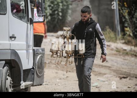 Tulkarm, Palestina. 2 luglio 2025. Un palestinese porta i suoi effetti personali mentre fugge dal campo profughi di Tulkarm. Le forze israeliane hanno permesso ai residenti di recuperare i loro effetti personali dopo aver emesso avvisi di demolizione per diverse case, nel mezzo di un'offensiva durata mesi in Cisgiordania che ha allontanato circa 35.000 palestinesi dalle loro case nel campo profughi di Tulkarm. Credito: SOPA Images Limited/Alamy Live News Foto Stock