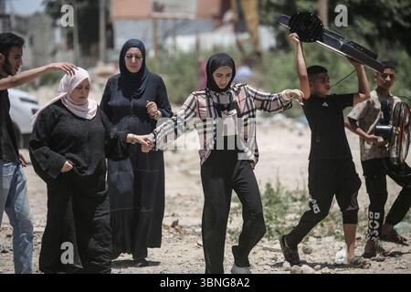 Tulkarm, Palestina. 2 luglio 2025. Le famiglie palestinesi portano con sé i loro effetti personali mentre fuggono dal campo profughi di Tulkarm. Le forze israeliane hanno permesso ai residenti di recuperare i loro effetti personali dopo aver emesso avvisi di demolizione per diverse case, nel mezzo di un'offensiva durata mesi in Cisgiordania che ha allontanato circa 35.000 palestinesi dalle loro case nel campo profughi di Tulkarm. Credito: SOPA Images Limited/Alamy Live News Foto Stock