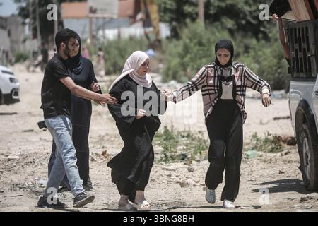 Tulkarm, Palestina. 2 luglio 2025. Le famiglie palestinesi portano con sé i loro effetti personali mentre fuggono dal campo profughi di Tulkarm. Le forze israeliane hanno permesso ai residenti di recuperare i loro effetti personali dopo aver emesso avvisi di demolizione per diverse case, nel mezzo di un'offensiva durata mesi in Cisgiordania che ha allontanato circa 35.000 palestinesi dalle loro case nel campo profughi di Tulkarm. Credito: SOPA Images Limited/Alamy Live News Foto Stock