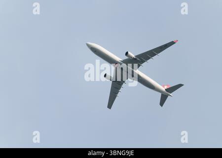 Airbus A321 di Turkish Airlines visto in volo e dal basso durante un giro all'aeroporto internazionale di Manchester Foto Stock