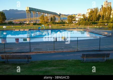 Nuova piscina di Brighton presso il New Brighton Park di Vancouver, British Columbia, con ascensore per cereali, secondo ponte Narrows e North Shore Mountains dietro. Foto Stock