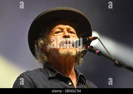 Wolfgang NIEDECKEN ,BAP, Musiker, Gitarrist, Saenger, Gruender der Deutschrock Band . BAP,live,Konzert,Buehne stage,Tollwood Festival am 02.07.2025 *** Wolfgang NIEDECKEN,BAP,musicista,chitarrista,cantante,fondatore della rock band tedesca BAP,live,concerto,palco,Tollwood Festival il 02 07 2025 Foto Stock