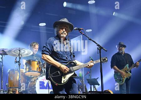 Wolfgang NIEDECKEN ,BAP, Musiker, Gitarrist, Saenger, Gruender der Deutschrock Band . BAP,live,Konzert,Buehne stage,Tollwood Festival am 02.07.2025 *** Wolfgang NIEDECKEN,BAP,musicista,chitarrista,cantante,fondatore della rock band tedesca BAP,live,concerto,palco,Tollwood Festival il 02 07 2025 Foto Stock