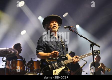 Wolfgang NIEDECKEN ,BAP, Musiker, Gitarrist, Saenger, Gruender der Deutschrock Band . BAP,live,Konzert,Buehne stage,Tollwood Festival am 02.07.2025 *** Wolfgang NIEDECKEN,BAP,musicista,chitarrista,cantante,fondatore della rock band tedesca BAP,live,concerto,palco,Tollwood Festival il 02 07 2025 Foto Stock