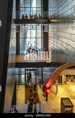 Visitatori del Canada Day all'ingresso del National Music Centre (Studio Bell) a Calgary, Alberta Canada Foto Stock