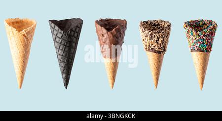 Vari coni di gelato isolati su sfondo blu. Design banner. Foto Stock