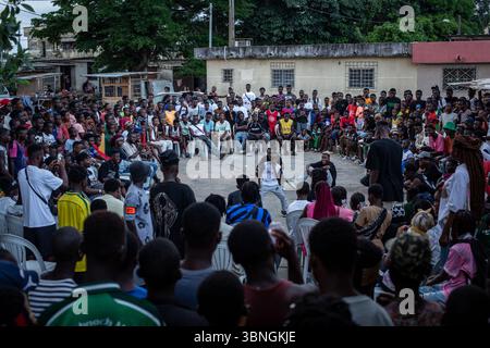 Bambini che ballano nel parcheggio Jean Paul II, Yopogoun, un evento organizzato da Good of War. Foto Stock
