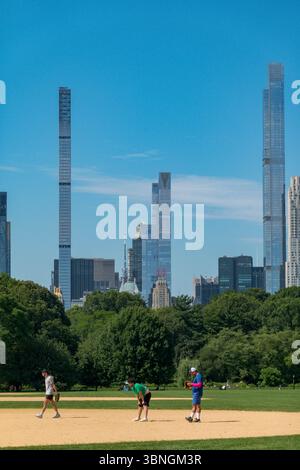 Partita di baseball a Central Park, grattacieli sullo sfondo, New York, Stati Uniti Foto Stock