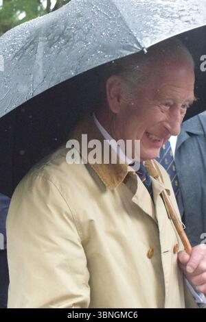 Il re incontra i membri del pubblico durante una passeggiata a Kirkcaldy, Fife. Il re e la regina parteciparono a un servizio per celebrare il centenario del monumento alla guerra della città credito: James Taylor/Alamy Live News Foto Stock