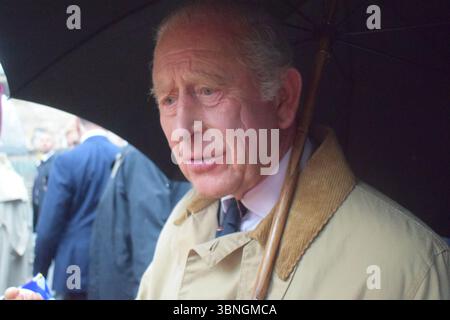 Il re incontra i membri del pubblico durante una passeggiata a Kirkcaldy, Fife. Il re e la regina parteciparono a un servizio per celebrare il centenario del monumento alla guerra della città credito: James Taylor/Alamy Live News Foto Stock