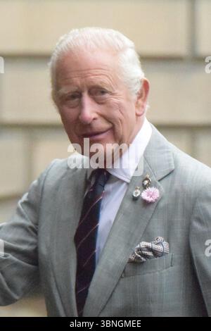 Il re arriva alla cattedrale di St Giles, Edimburgo, per l'inaugurazione di una pietra commemorativa a sua madre, la regina Elisabetta II, durante la Holyrood Week 2025 credito: James Taylor/Alamy Live News Foto Stock