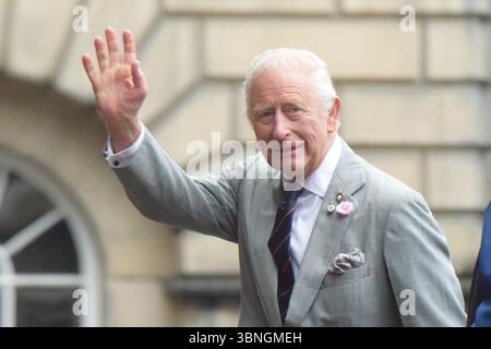 Il re arriva alla cattedrale di St Giles, Edimburgo, per l'inaugurazione di una pietra commemorativa a sua madre, la regina Elisabetta II, durante la Holyrood Week 2025 credito: James Taylor/Alamy Live News Foto Stock