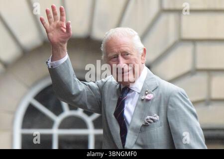 Il re arriva alla cattedrale di St Giles, Edimburgo, per l'inaugurazione di una pietra commemorativa a sua madre, la regina Elisabetta II, durante la Holyrood Week 2025 credito: James Taylor/Alamy Live News Foto Stock