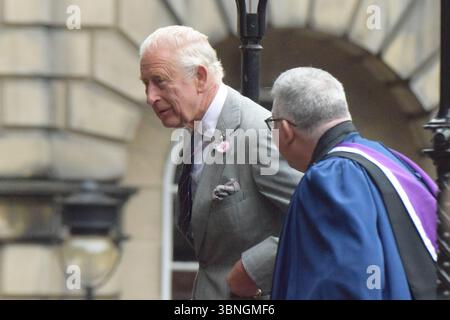 Il re arriva alla cattedrale di St Giles, Edimburgo, per l'inaugurazione di una pietra commemorativa a sua madre, la regina Elisabetta II, durante la Holyrood Week 2025 credito: James Taylor/Alamy Live News Foto Stock