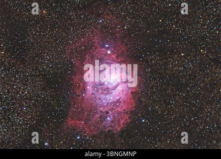 La nebulosa della laguna (Messier 8, NGC 6523), una gigantesca nube interstellare nella costellazione del Sagittario. Mappa stellare sfondi cielo notturno Foto Stock