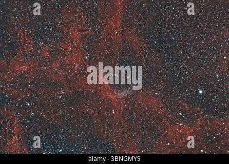 Cluster a stella aperta NGC 6883 e nebulosa a riflessione delle emissioni LBN 251 nella costellazione Cygnus. Sfondi del cielo notturno con mappe stellari Foto Stock