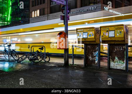 Lunga esposizione notturna di un tram a Friedrichstraße, Berlino, Germania Foto Stock