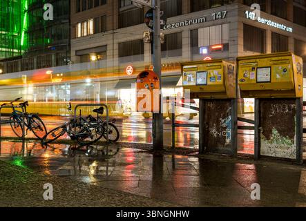 Lunga esposizione notturna di un tram a Friedrichstraße, Berlino, Germania Foto Stock