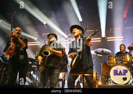 Wolfgang NIEDECKEN, BAP, musicista, chitarrista, cantante, fondatore della rock band tedesca li: Ulrich Rode (chitarrista). BAP, live, concerto, palco, Tollwood Festival il 2 luglio 2025 Foto Stock