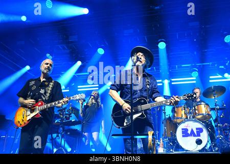 Wolfgang NIEDECKEN, BAP, musicista, chitarrista, cantante, fondatore della rock band tedesca li: Ulrich Rode (chitarrista). BAP, live, concerto, palco, Tollwood Festival il 2 luglio 2025 Foto Stock