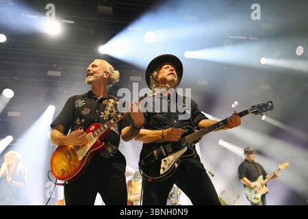 Wolfgang NIEDECKEN, BAP, musicista, chitarrista, cantante, fondatore della rock band tedesca li: Ulrich Rode (chitarrista). BAP, live, concerto, palco, Tollwood Festival il 2 luglio 2025 Foto Stock