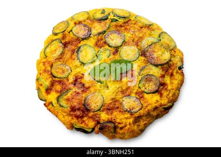 Omelette con zucchine a fette e foglie di menta isolate su bianco con percorso di ritaglio incluso Foto Stock