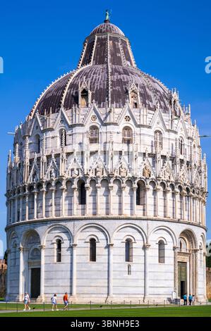 Turisti al Battistero di San Giovanni di Pisa - Battistero di San Giovanni - dove i visitatori del mondo vengono a vedere la Torre Pendente di Pisa in Italia Foto Stock
