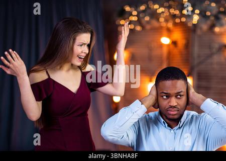 Giovane coppia interracial che discutono durante la cena Data in Ristorante Foto Stock