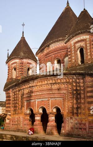 Il tempio Pancha Ratna Govinda a Puthia, Bangladesh, presenta cinque guglie ornate e ricchi dettagli in terracotta provenienti dal patrimonio del tempio del Bengala. Foto Stock