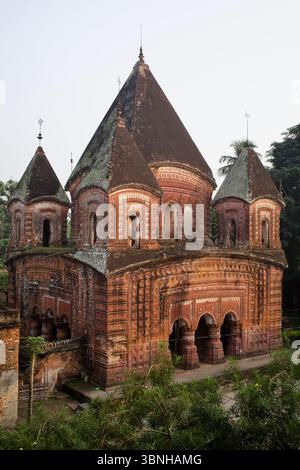 Il tempio Pancha Ratna Govinda a Puthia, Bangladesh, presenta cinque guglie ornate e ricchi dettagli in terracotta provenienti dal patrimonio del tempio del Bengala. Foto Stock