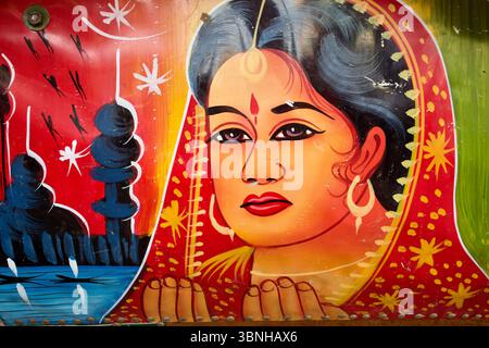 Ritratto dipinto a mano di una sposa in rosso con mani piegate e sfondo del tempio, visto su un pannello di risciò a Cumilla, Bangladesh. Foto Stock