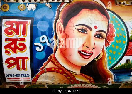 Tavole in risciò di Cumilla, Bangladesh, che mostrano una donna sorridente accanto a una scritta bengalese dipinta su uno sfondo blu decorativo. Foto Stock