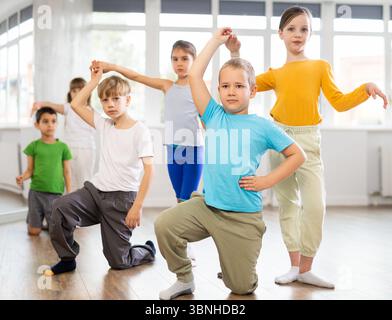I bambini in età preadolescente imparano a ballare il valzer in coppia nella classe di coreografia Foto Stock