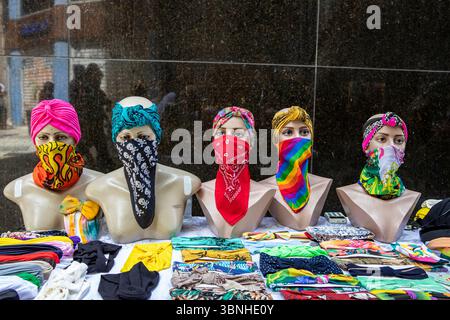 Manichini con maschera di seta colorata sono in vendita in strada a San Paolo, Brasile Foto Stock