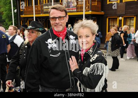 Tanja Schumann mit Ehemann Stefan Burmeister. Prima Karl May Halbblut am Kalkberg a Bad Segeberg. Bad Segeberg, 28.06.2025 Bitte Bildunterschrift : IMAGO Michael Wigglesworth *** Tanja Schumann con il marito Stefan Burmeister Premiere Karl May Half-Blood at Kalkberg in Bad Segeberg Bad Segeberg, 28 06 2025 per favore didascalia IMAGO Michael Wigglesworth Foto Stock