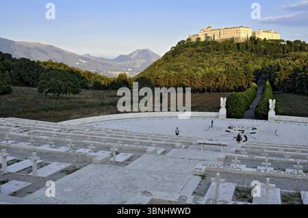 Cimitero dei soldati polacchi, cimitero militare della seconda guerra mondiale, sito commemorativo sotto l'abbazia benedettina di Montecassino a Monte Cassino, Cassino, Fros Foto Stock