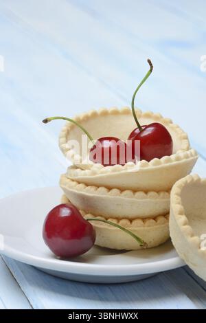 Tartelette, base di tartaruga preconfezionata con ciliegie, ciliegia dolce Foto Stock