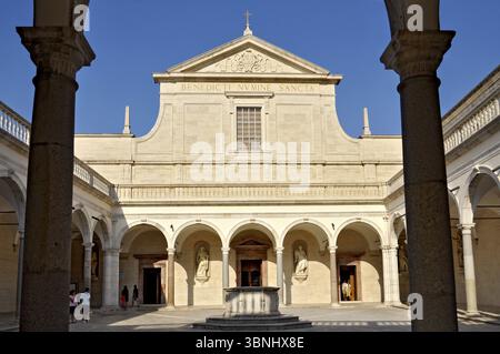 Chiostro dei Benefattori con la Basilica Cattedrale dell'Abbazia Benedettina di Montecassino, Monte Cassino, Cassino, Frosinone, Lazio, Italia, EUR Foto Stock