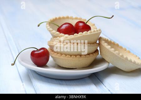 Tartelette, base di tartaruga preconfezionata con ciliegie, ciliegia dolce Foto Stock